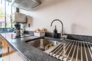 L101 New Building Studio Apt with AC Rooftop