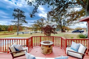 Pool, Fire Pit & Pond: Anglers Retreat in Griffin