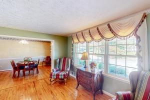 Pool, Fire Pit & Pond: Anglers Retreat in Griffin