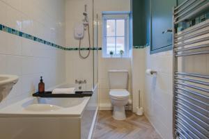 Central 3-Bedroom House Sleeps 5 with Parking