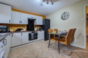 Central 3-Bedroom House Sleeps 5 with Parking