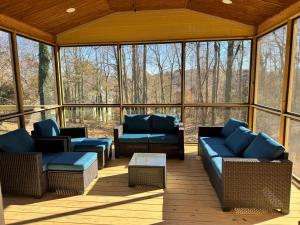 Lake Lanier 3BR Cozy Retreat with Screened Porch, Deck and Dock