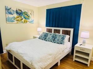 Lake Lanier 3BR Cozy Retreat with Screened Porch, Deck and Dock
