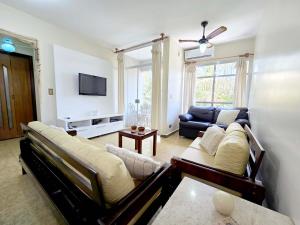 Apto Amplo á 1 quadra da Praia do Tombo |AC e Wifi