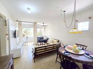 Apto Amplo á 1 quadra da Praia do Tombo |AC e Wifi