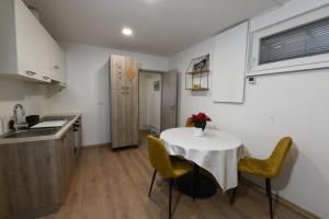 Quiet One-Bedroom Near City Center Free Parking