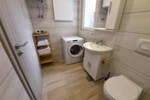 Quiet One-Bedroom Near City Center Free Parking