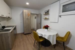 Quiet One-Bedroom Near City Center Free Parking