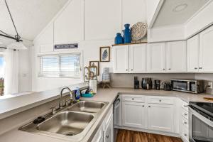 Oceanfront Bliss and Resort-Style Fun! Galveston Gem