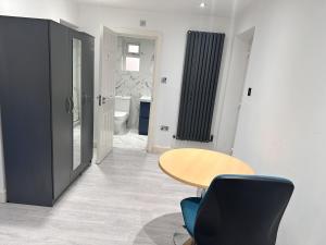 Large Double Bed En-suite Room 20 mins from Heathrow