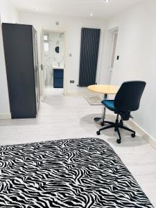 Large Double Bed En-suite Room 20 mins from Heathrow