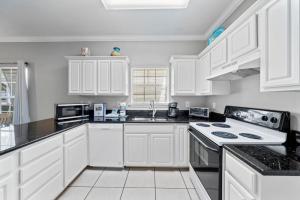 Orange Beach Villas - Beach Retreat by Youngs Suncoast