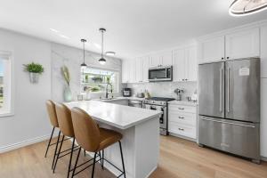 2BR 2BA Home Hot Tub, Firepit, Yard, BBQ, Parking