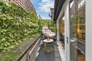 2 BR Luxury High-Ceiling Flat By Regal Realms Short Lets & Serviced Accommodation Knightsbridge Near Harrods