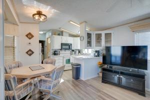 5 Mi to Sun City Arizona Snowbird Rental with Porch