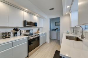 Covered Deck and Bay Views Bradenton Beach Abode!