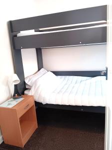 2 bed Chalet Sleeps 4 Pets Garden Views