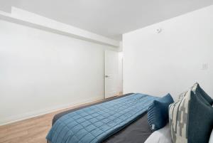 Chic 3BR Ossington Hub Near Subway & Shops