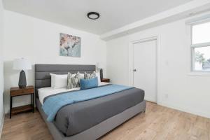 Chic 3BR Ossington Hub Near Subway & Shops