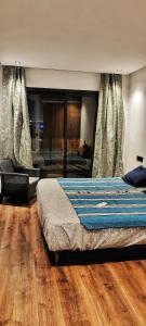 Les-iris-Appartement-moderne-chambre-salon-au-cœur-de-Casablanca