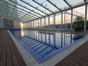 Lovely apt in High-rise Great Amenities