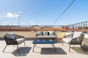 Sunny Penthouse 2BR w Terrace - Direct Metro Center