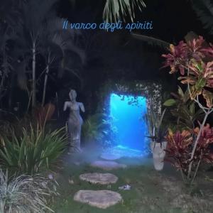 Grandi spazi vista mare piscina infinity con grotta taina