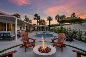 Little Palm Lookout With Stunning Mountain Views