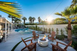 Little Palm Lookout With Stunning Mountain Views