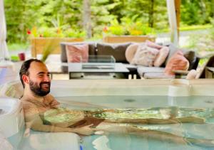 Waterfront - hot tub - Theatre - Mont-Tremblant