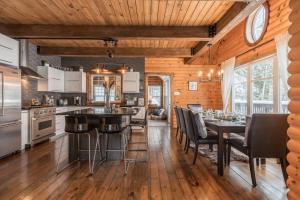Waterfront - hot tub - Theatre - Mont-Tremblant