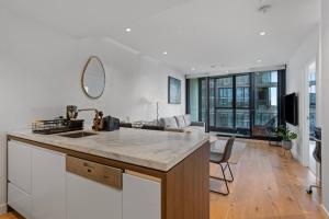 Resort Style Infinity Pool Gym Chic 1 Bedroom