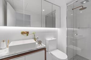 Resort Style Infinity Pool Gym Chic 1 Bedroom