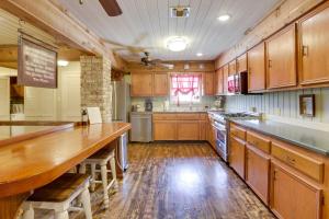 Dularge Grand Villa - Steps to Marina and Fishing!