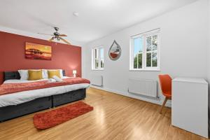 Comfort Lodge - Modern 5 bed house w 2 bathrooms, parking & gardens