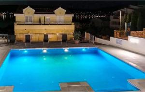 Cozy Apartment In Okrug Gornji