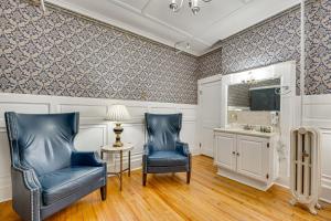 On Historic Main Street Walkable and Quaint Apt!