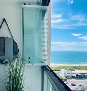 Apto suite com piscina e vista lateral incrível para o mar