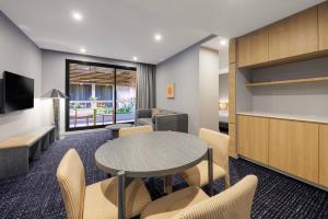 lyf on Elizabeth Melbourne