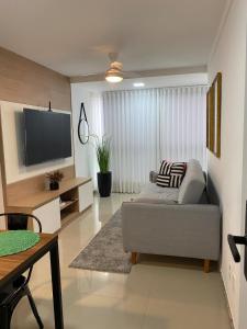 Apto suite com piscina e vista lateral incrível para o mar