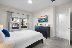 4 bedroom townhouse with private pool just minutes away from Disney
