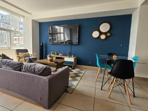 Beautiful & Modern in Historic Center High-rise