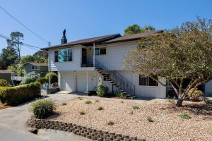 Cozy 3-bedroom house, ocean view, walk to beach!