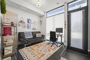 Bright 1BR Office, Attached Garage & Fast WiFi