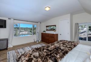 Luxury Lakefront Retreat,HotTub,EV Charge,Fire Pit