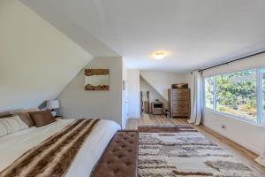 Luxury Lakefront Retreat,HotTub,EV Charge,Fire Pit