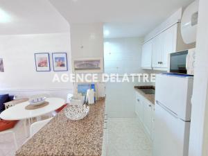 En residencia cerrada ,con grande barbacoa comun, cerca de las calas, 2 piscinas comunes. Apartamento con 2 habitaciones, parking. - ES-389-10