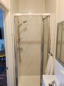 King En-Suite Room Self-Catering Workspace