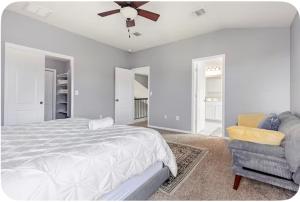 Modern 4BR Retreat, Fast WiFi, Parking, Less than 15 mins from Austin