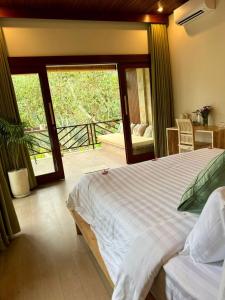 Superior One Bedroom Apartment w Stunning Waterfall View